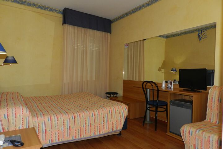 Room 6 of 33