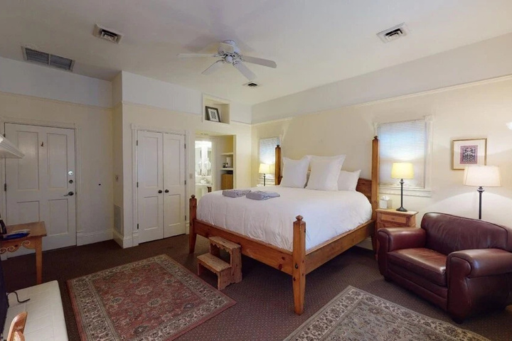 Room 4 of 11