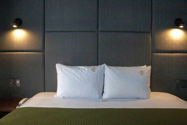 Deluxe King Bed (10 of 20)