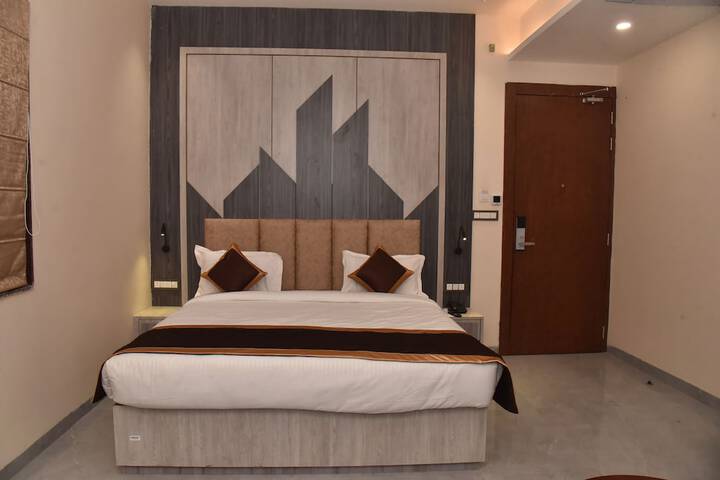 Room 5 of 16