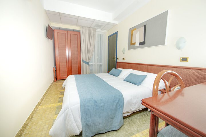 Room 9 of 40