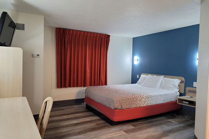 1 Queen Bed (3 of 19)