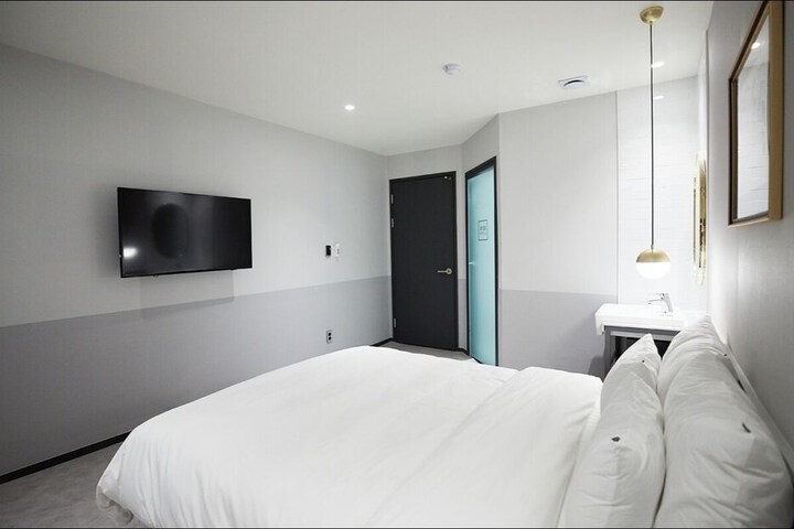Room 6 of 28