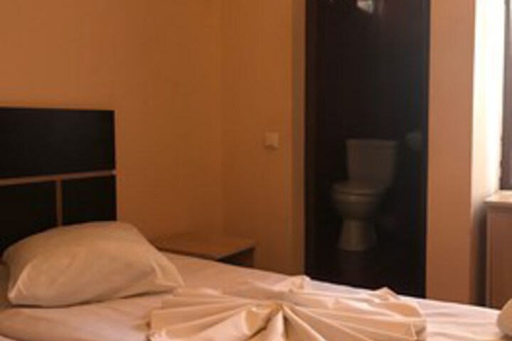Room 9 of 32