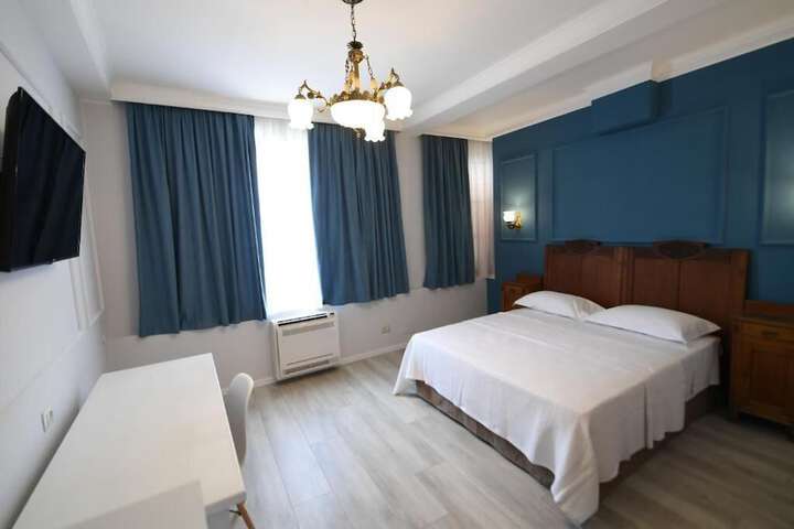 Room 4 of 33