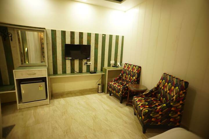 Room 12 of 18
