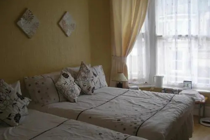 Room 5 of 18