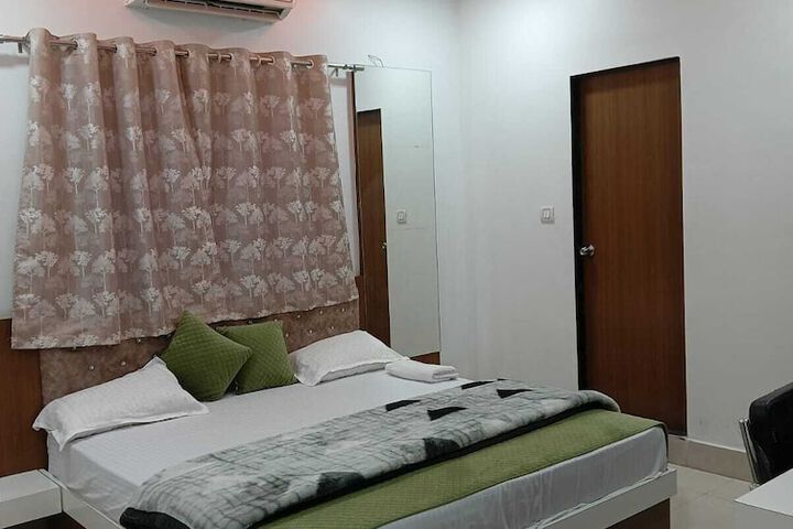 Room 10 of 32