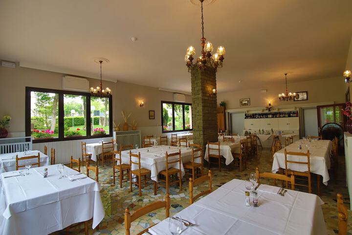 Dining 37 of 45