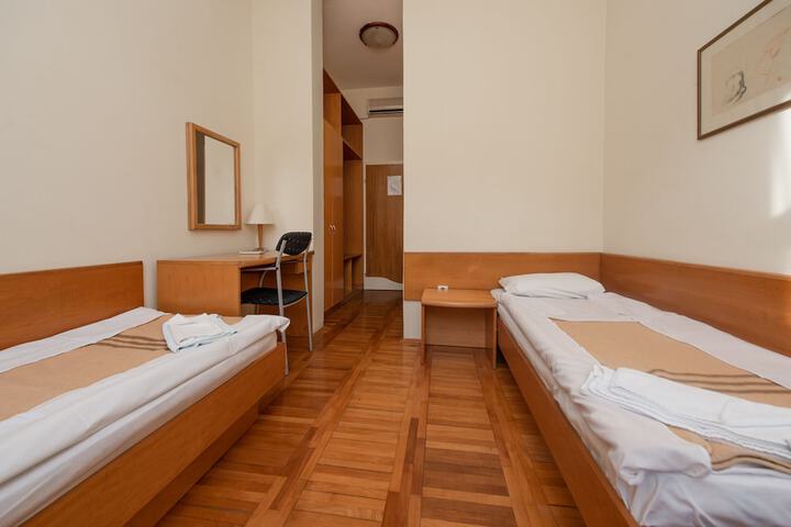 Room 13 of 38