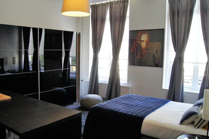 Room 5 of 11