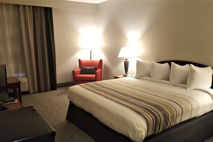 1 King Bed (2 of 17)