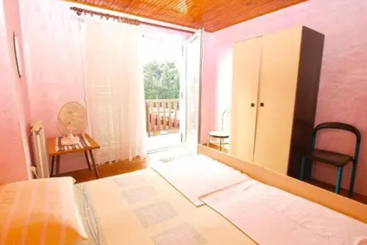 Room 3 of 7