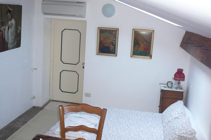 Room 7 of 32