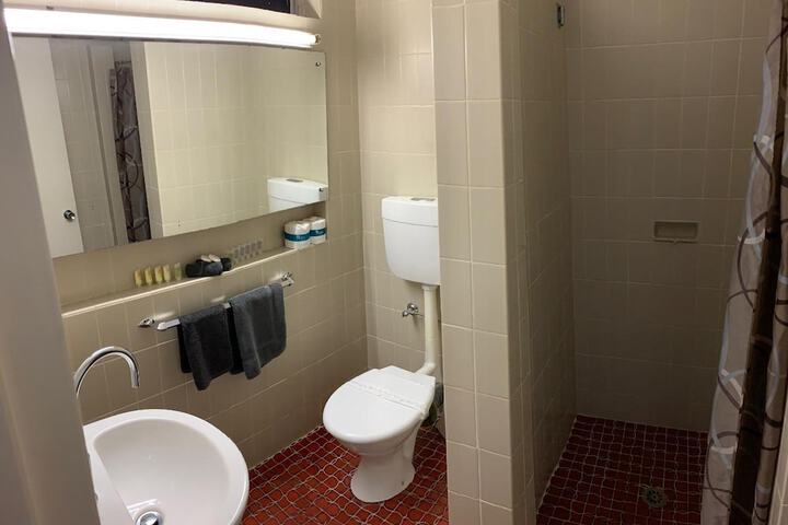 Room 27 of 40