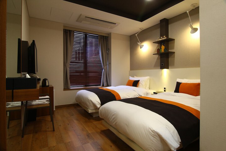 Room 14 of 49