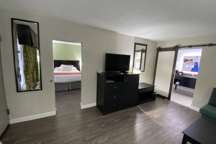 1 King Bed Work Desk Work Space Table and Chairs Microwave and Refrigerator, Coffee and Tea Maker Full Breakfast (22 of 40)