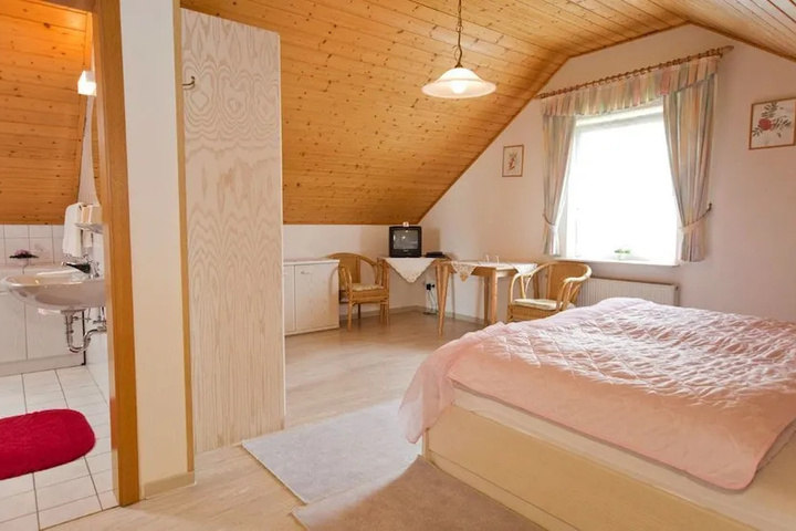 Room 6 of 11