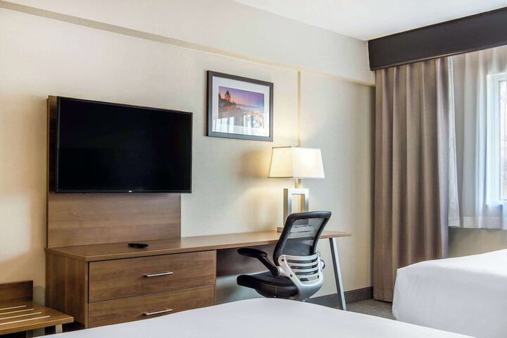 1 Queen Bed (1 of 15)