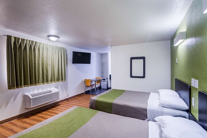 Room 9 of 32
