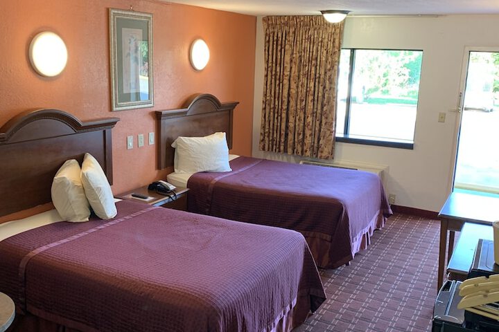 Basic 2 Double Beds (3 of 11)