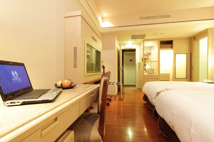 Room 8 of 30