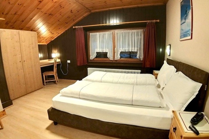 Room 25 of 77