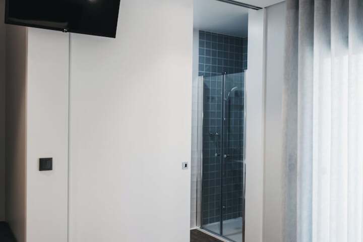 Room 4 of 28