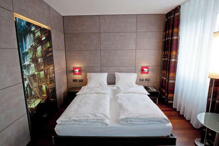 Room 17 of 40