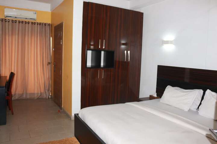 Room 3 of 27