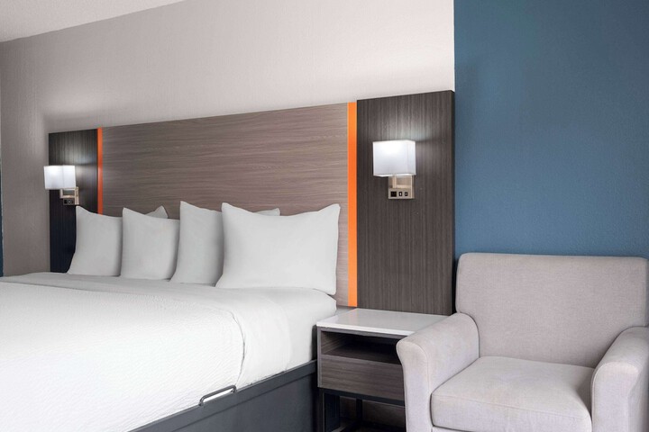 1 King Bed (9 of 10)
