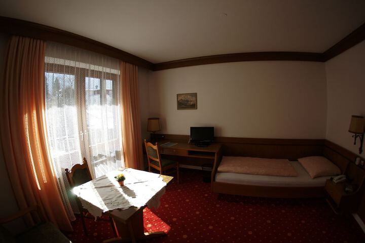 Room 12 of 65