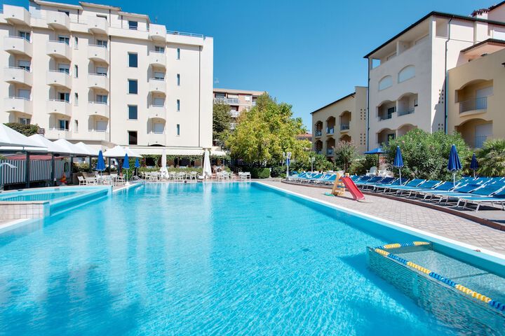 Hotel Pool