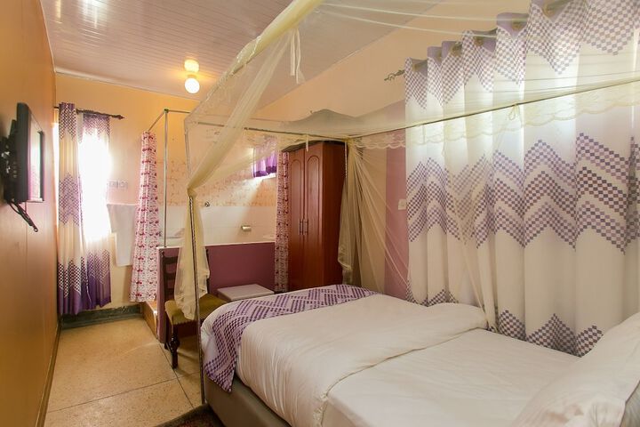 Room 12 of 163