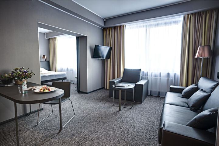 Room 4 of 99
