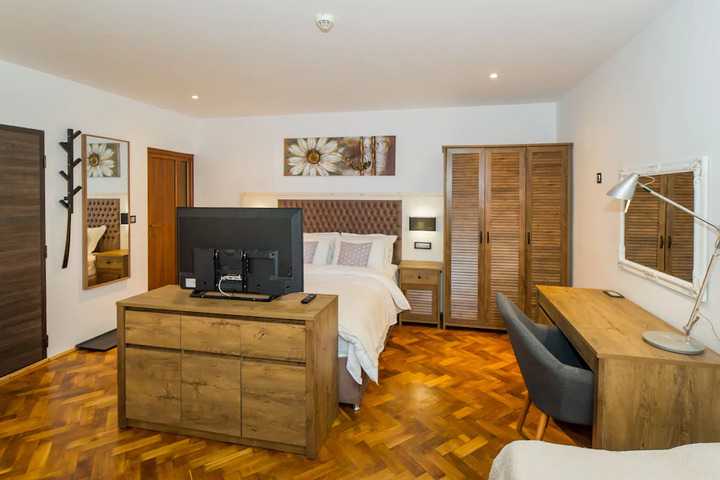 Room 10 of 10