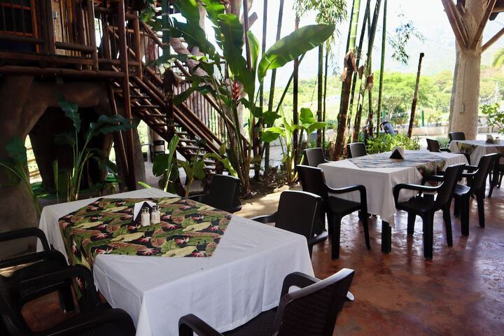 Dining 31 of 35