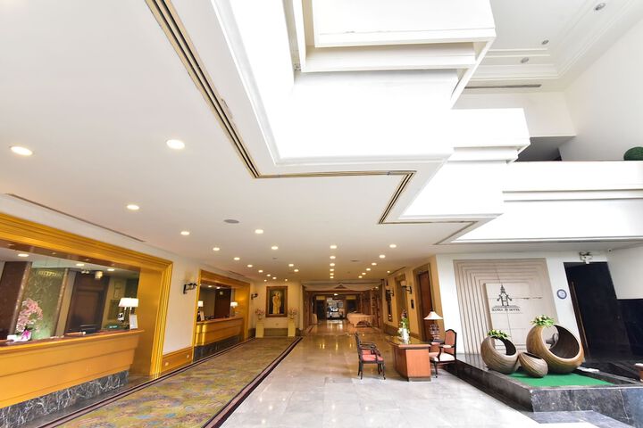 Entrance & Lobby