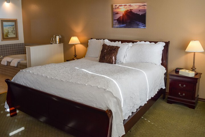 Romantic King Bed Partial Ocean View (19 of 23)