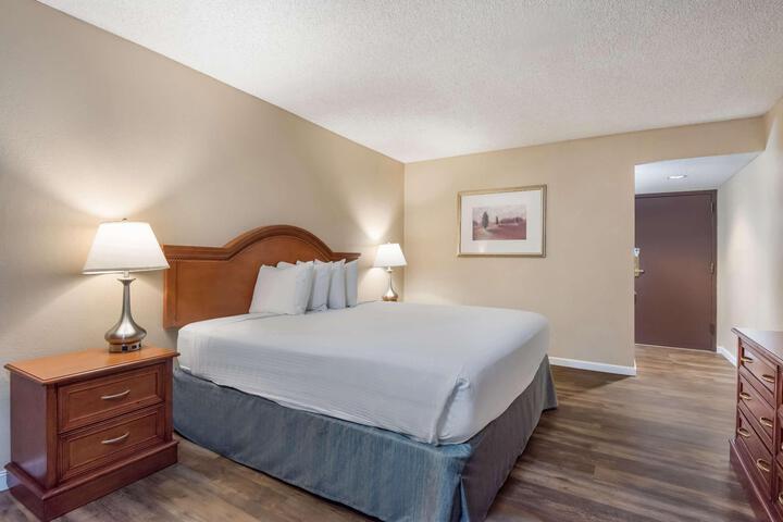 1 King Bed (6 of 39)