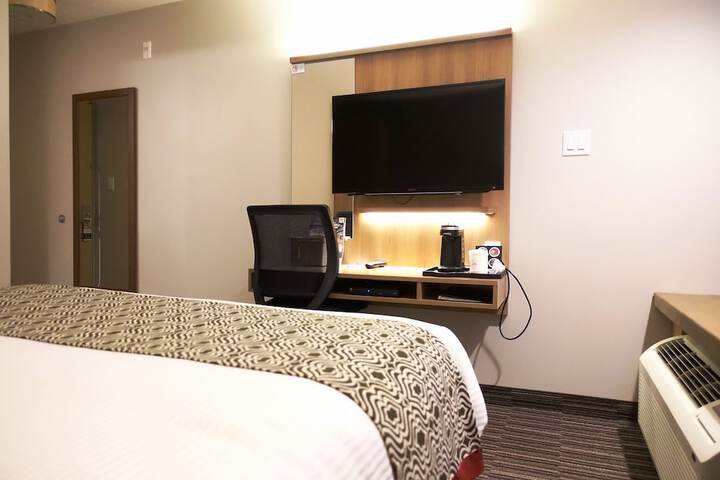 1 Queen Bed (41 of 50)