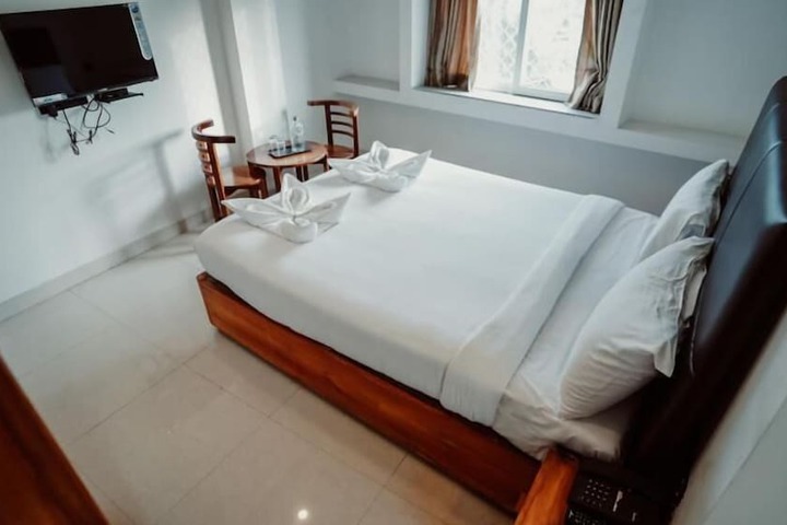 Room 6 of 32