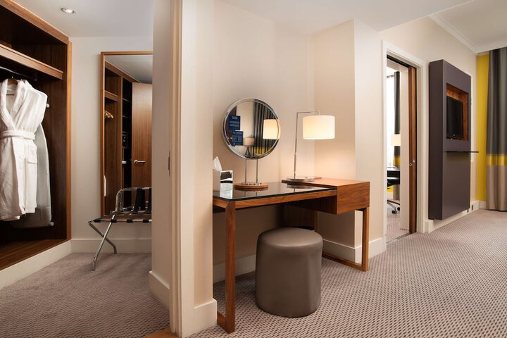 Room 10 of 103