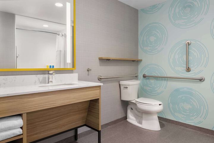 2 Queen Beds with Walk in Shower (4 of 7)