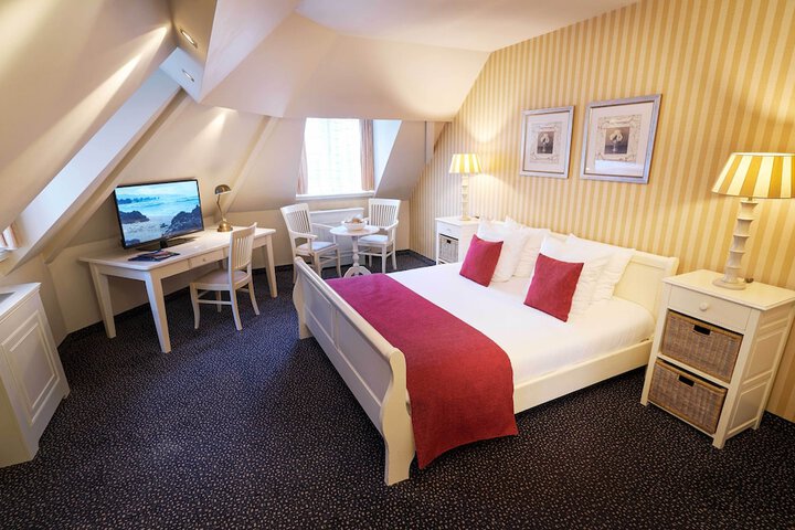 Room 10 of 28