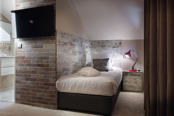 Room 18 of 48
