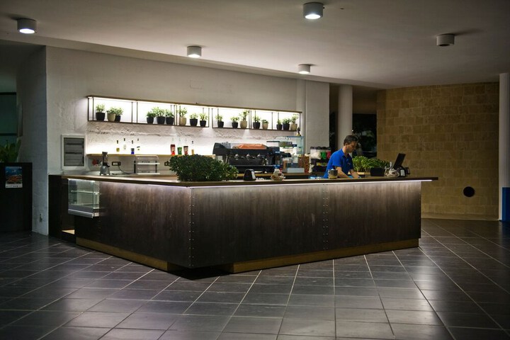 Lounge 68 of 78