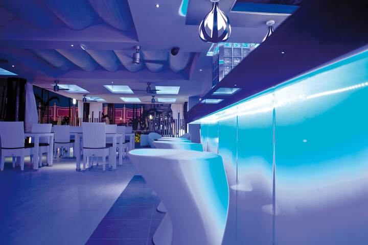 Lounge 73 of 99