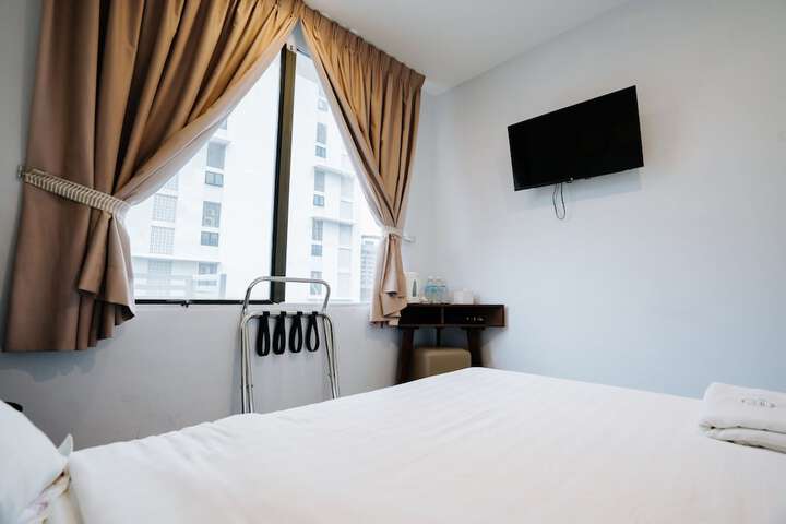 Room 9 of 38