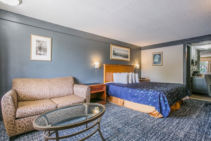 1 King Bed (2 of 24)